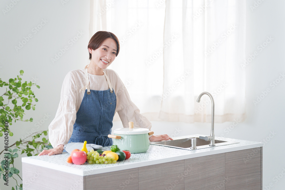 キッチンで料理をする女性(家事・主婦・自炊) キッチンで料理をする女性(家事・主婦・自炊)