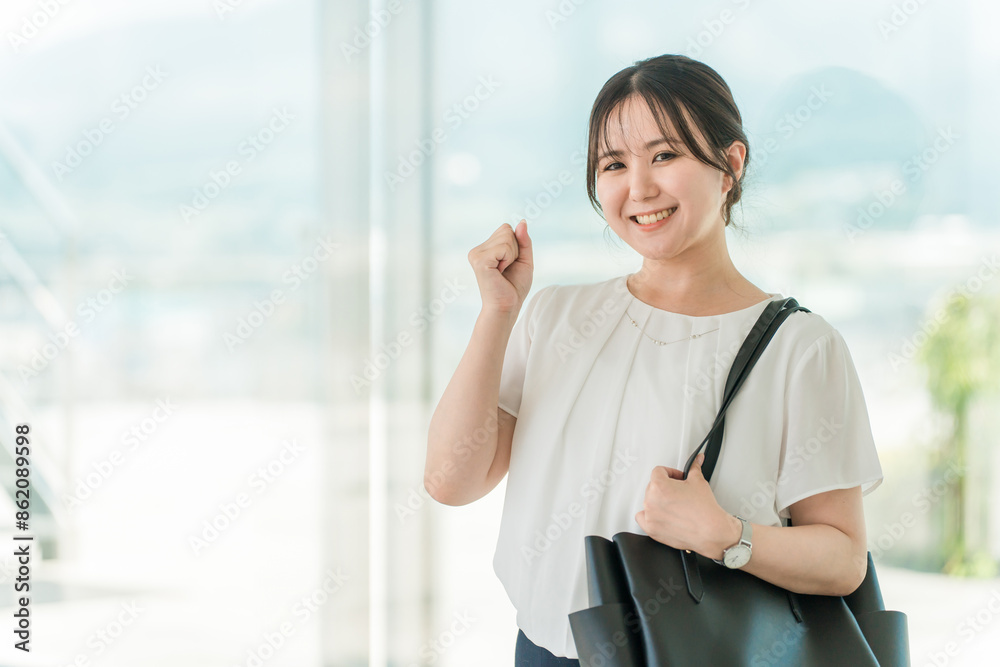 Φωτογραφία オフィスビルにいる若いアジア人ビジネスウーマン（出勤・出社・外回り・営業）