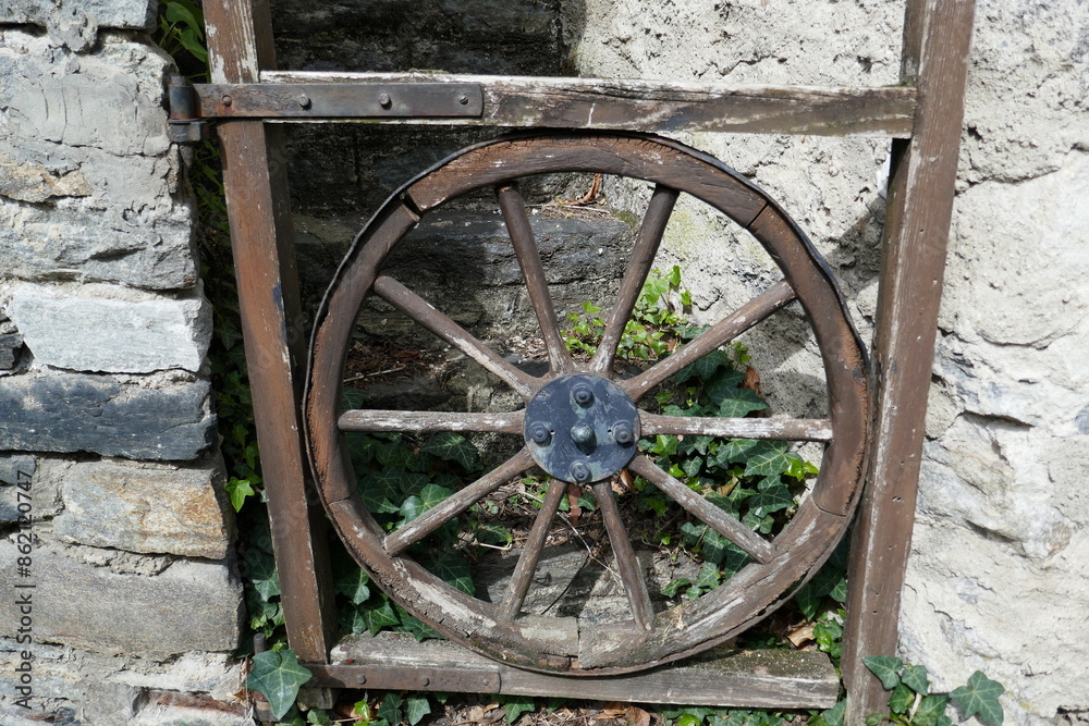Obraz premium Antique wagon wheel used as decoration gate