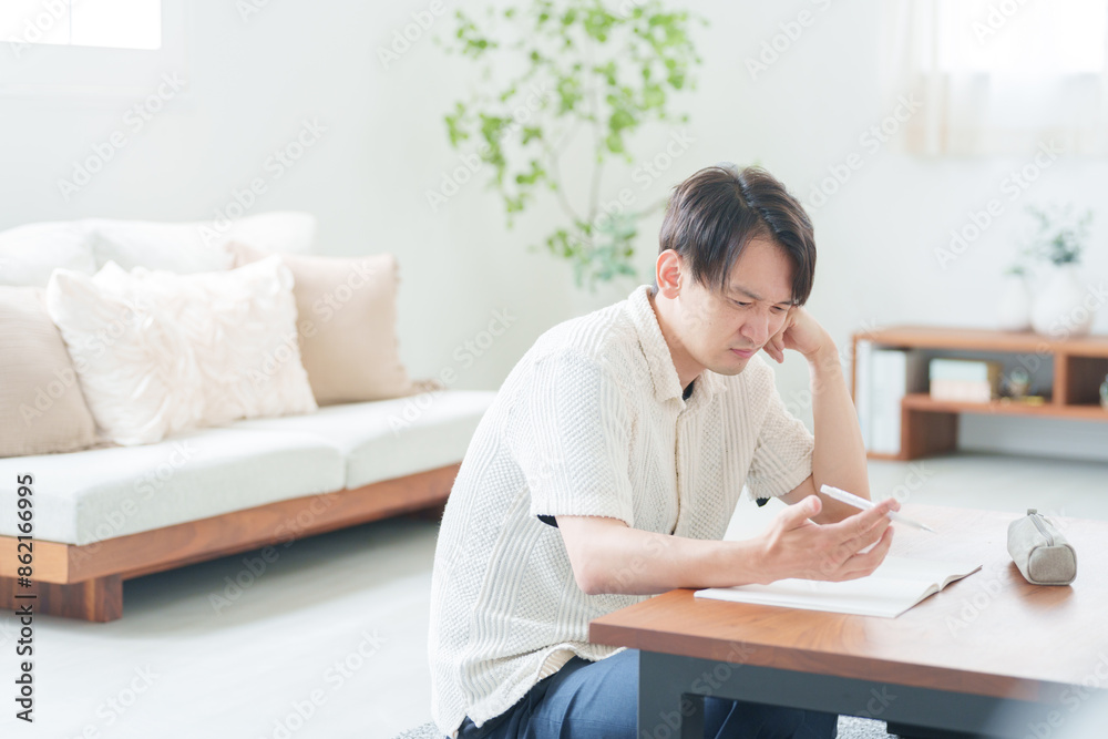 家で勉強する社会人男性 家で勉強する社会人男性