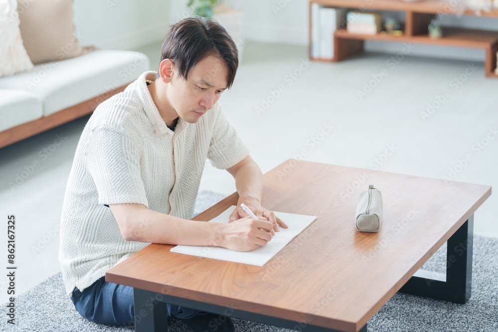 家で勉強する社会人男性 家で勉強する社会人男性