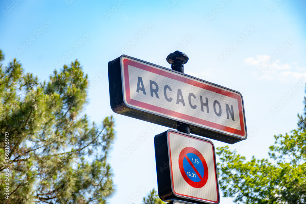 Obraz premium Walking in Arcachon, vacation destination town on Atlantic coast with beatiful parks, villas, streets and sandy beach, France