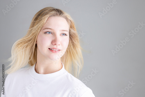 金髪ロングヘアの外国人女性 blonde woman