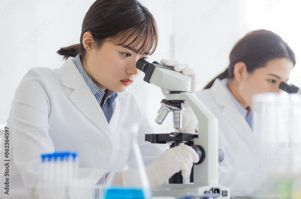 白衣の女性 白衣の女性