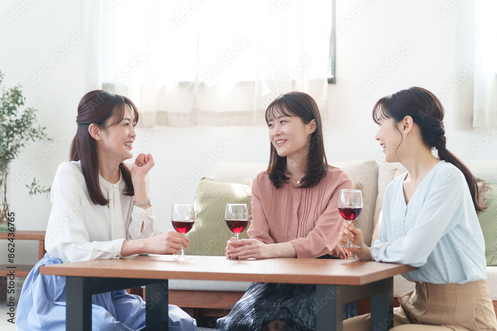 友達と女子会をする女性たち 友達と女子会をする女性たち