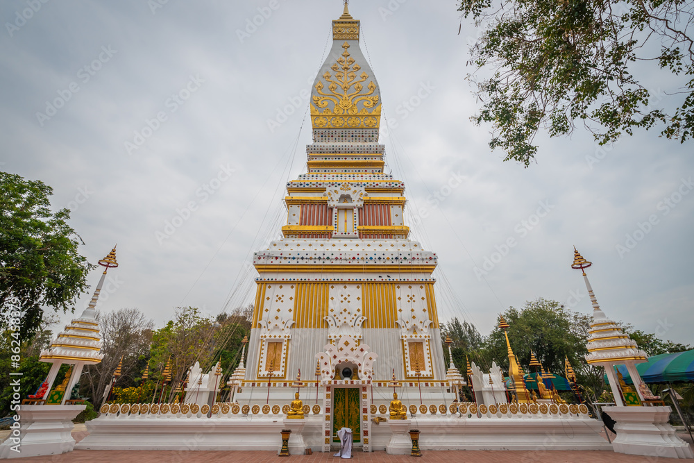 Fototapeta premium Phra That Bua Thong at Wat Soda Pradittharam, Ratchaburi, Thailand