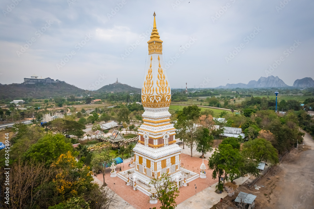 Naklejka premium Phra That Bua Thong at Wat Soda Pradittharam, Ratchaburi, Thailand