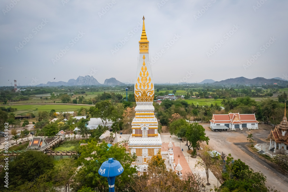Naklejka premium Phra That Bua Thong at Wat Soda Pradittharam, Ratchaburi, Thailand