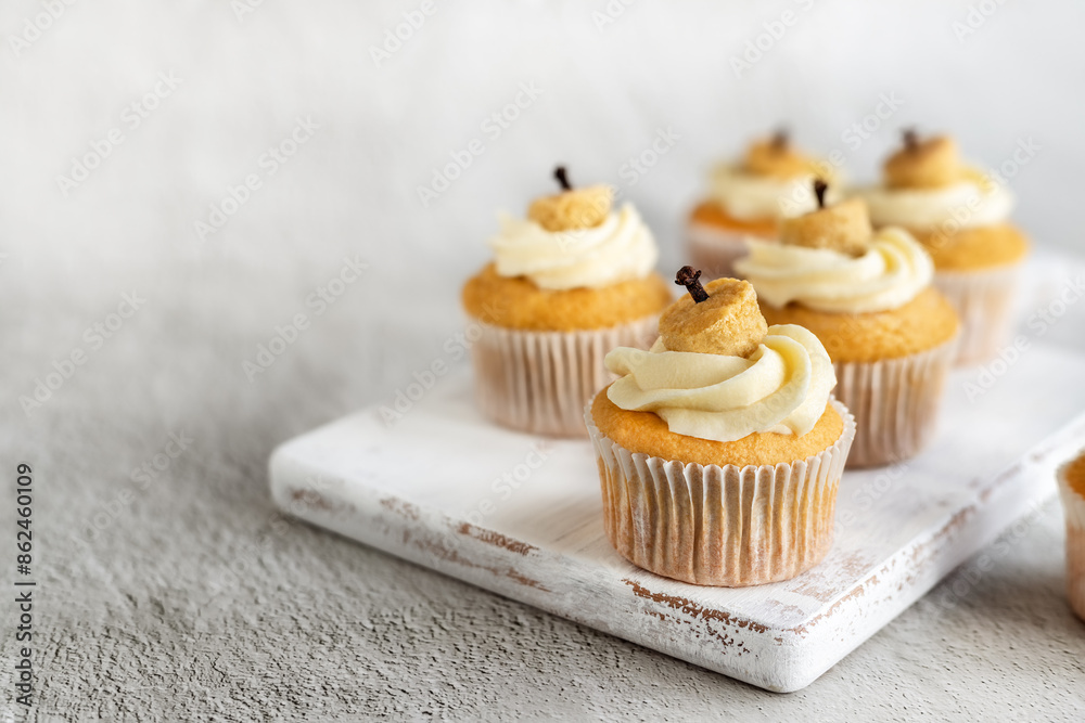 Pumpkin filled cupcakes and cake decoration for Thanksgiving Pumpkin filled cupcakes and cake decoration for Thanksgiving