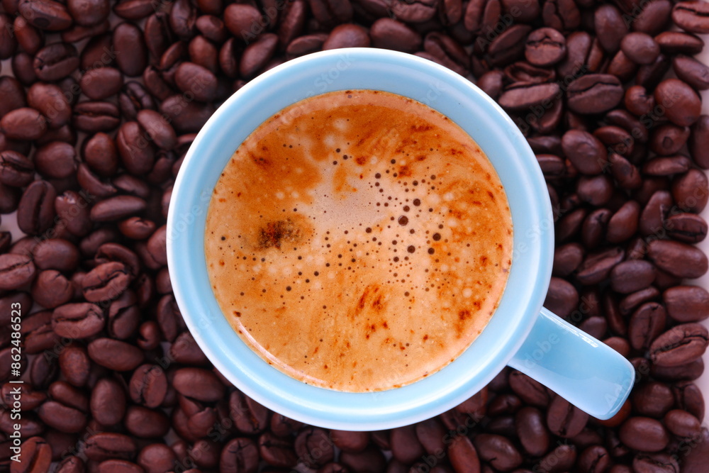 エスプレッソに牛乳をたっぷり入れたコーヒー、カフェ・ラッテと、深煎りしたコーヒー豆 エスプレッソに牛乳をたっぷり入れたコーヒー、カフェ・ラッテと、深煎りしたコーヒー豆