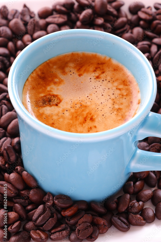 エスプレッソに牛乳をたっぷり入れたコーヒー、カフェ・ラッテと、深煎りしたコーヒー豆 エスプレッソに牛乳をたっぷり入れたコーヒー、カフェ・ラッテと、深煎りしたコーヒー豆