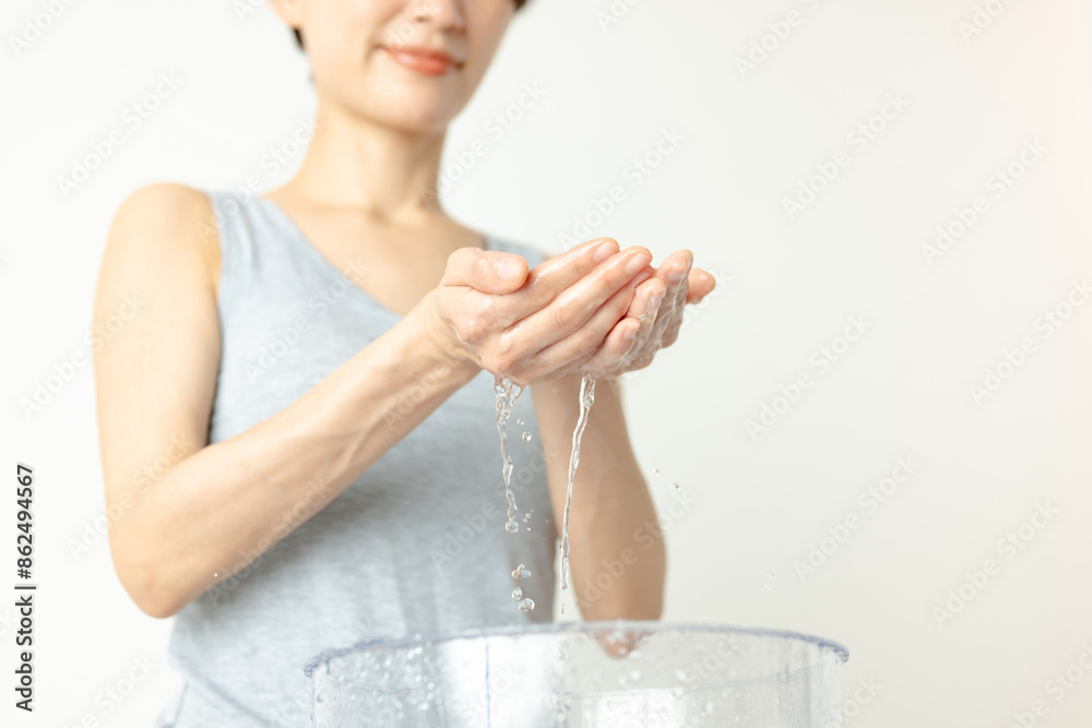 Naklejka premium 洗顔をする女性