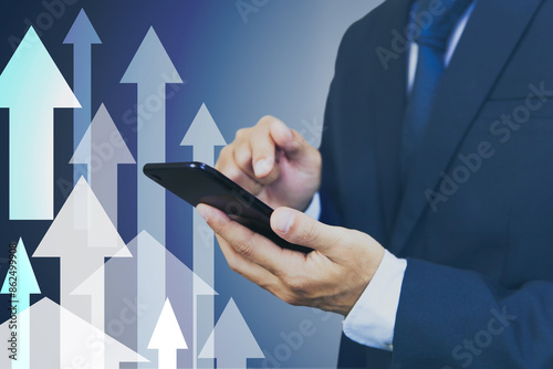 Obraz na plátně ビジネスマンとスマホと上がる矢印 Businessman with smartphone and rising arrows