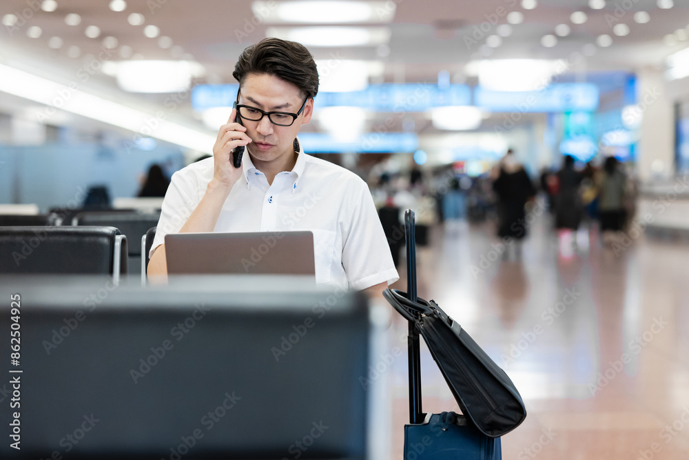 空港で仕事をする男性 空港で仕事をする男性