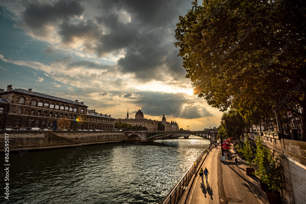Obraz premium Sunset View of the Seine and Parisian Landmarks from Pont d'Arcole - Paris, France