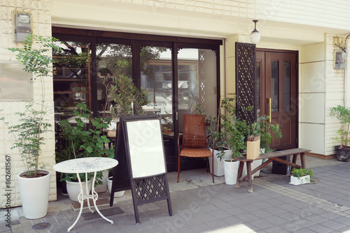 おしゃれな雰囲気の店の外観