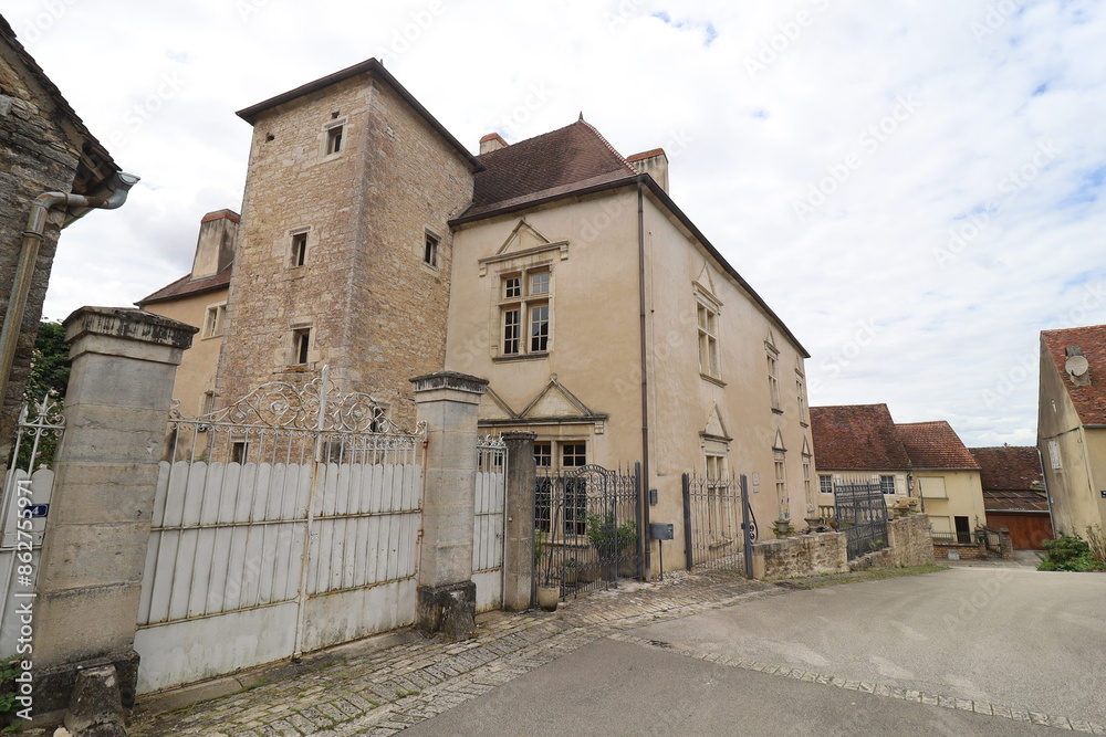 Bâtiment typique, vue de l'extérieur, village de Pesmes, département de Haute Saône, France