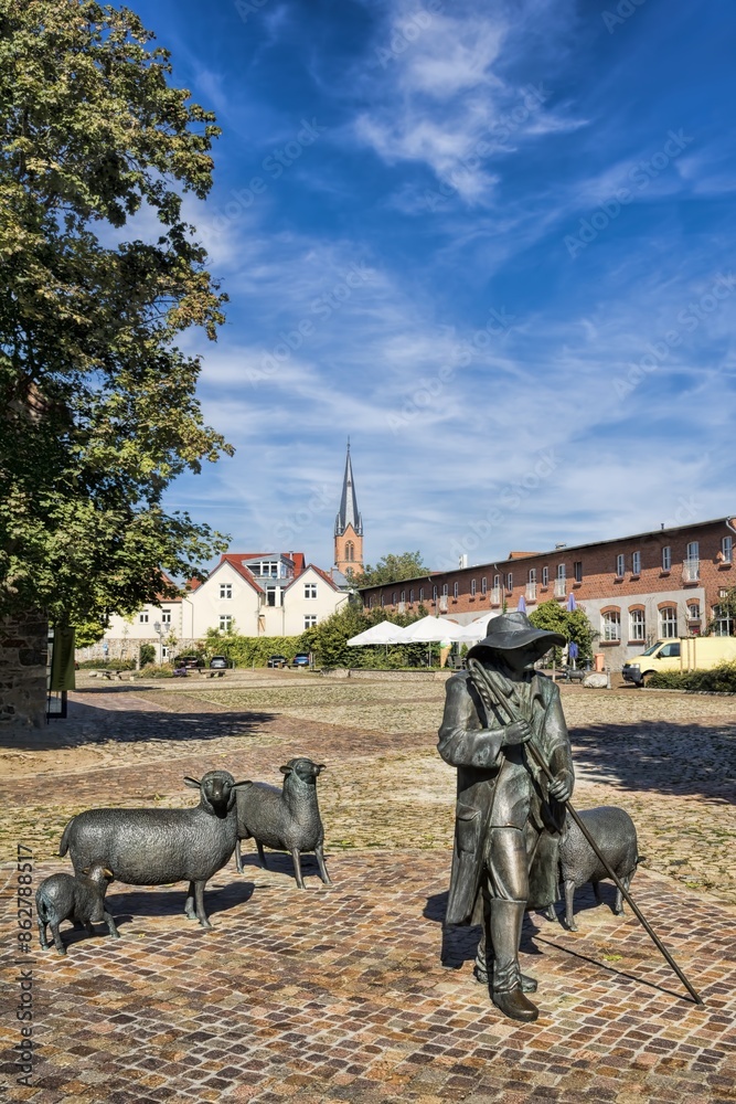 wolmirstedt, deutschland - skulpturengruppe auf dem gelände der schlossdomäne