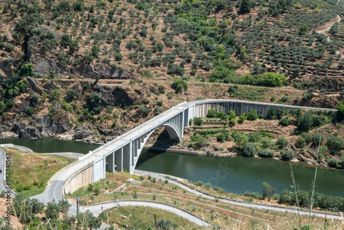Foto Entre montes e montanhas uma ponte sobre o rio Tua em Trás os Montes, Portugal