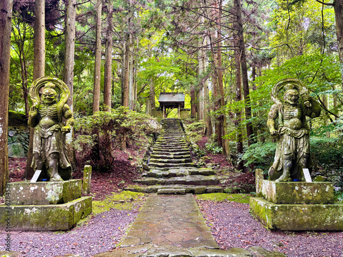 両子寺の仁王像と山門