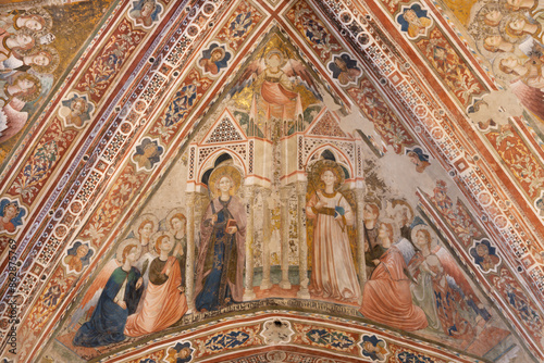 Foto ASSISI, ITALY - MAY 17, 2024: The detail of gothic ceiling fresco - in the church Basilica di Santa Chiara by Giotto school - Maestro Espressionista di Santa Chiara (1337)