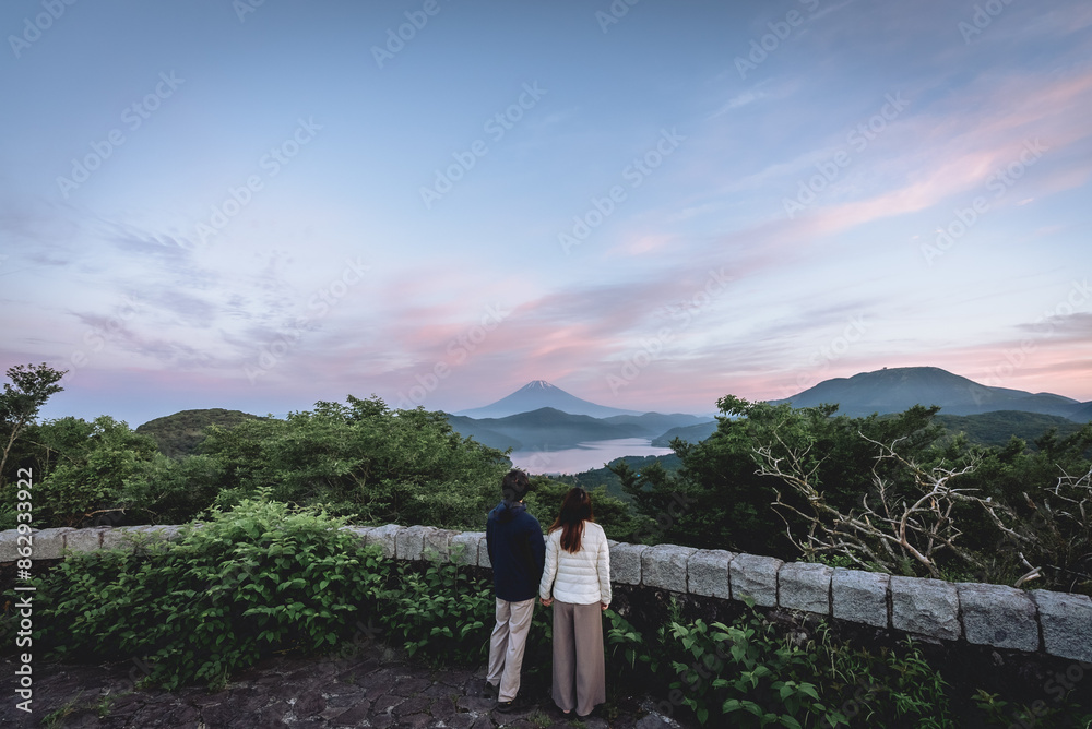 Fototapeta premium 朝焼けとカップル