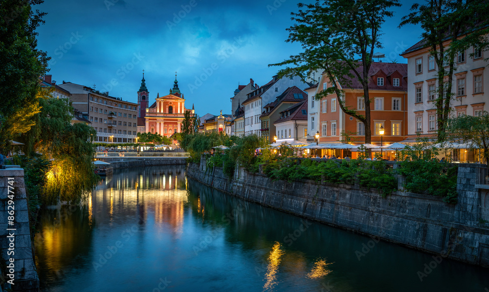 Fototapeta premium Tromostovje bridge and Ljubljanica river in the Ljubljana city center. Ljubljana, capital of Slovenia.