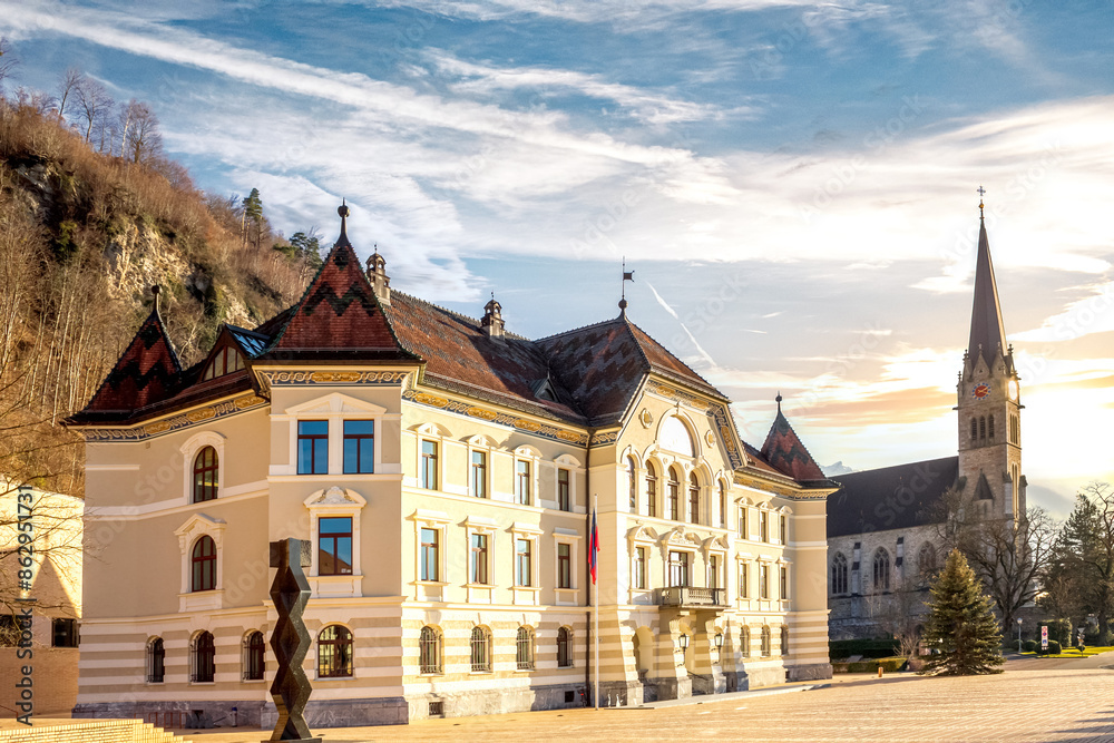 Naklejka premium Landtags- und Regierungsgebäude, Vaduz, Liechtenstein