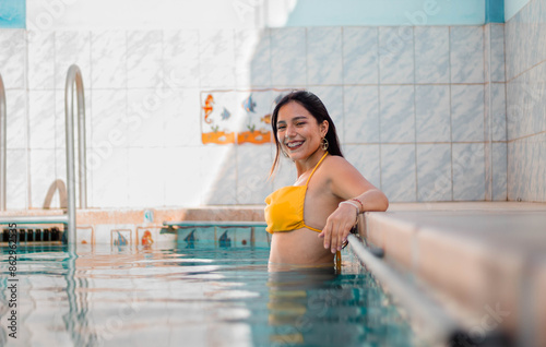 chica caliente en traje de baño modelando disfrutando piscina, durante un baño en la piscina , tomando sol, verano, relajación, vacaciones photo