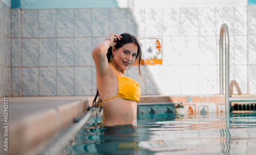 chica caliente en traje de baño modelando disfrutando piscina, durante un baño en la piscina , tomando sol, verano, relajación, vacaciones photo