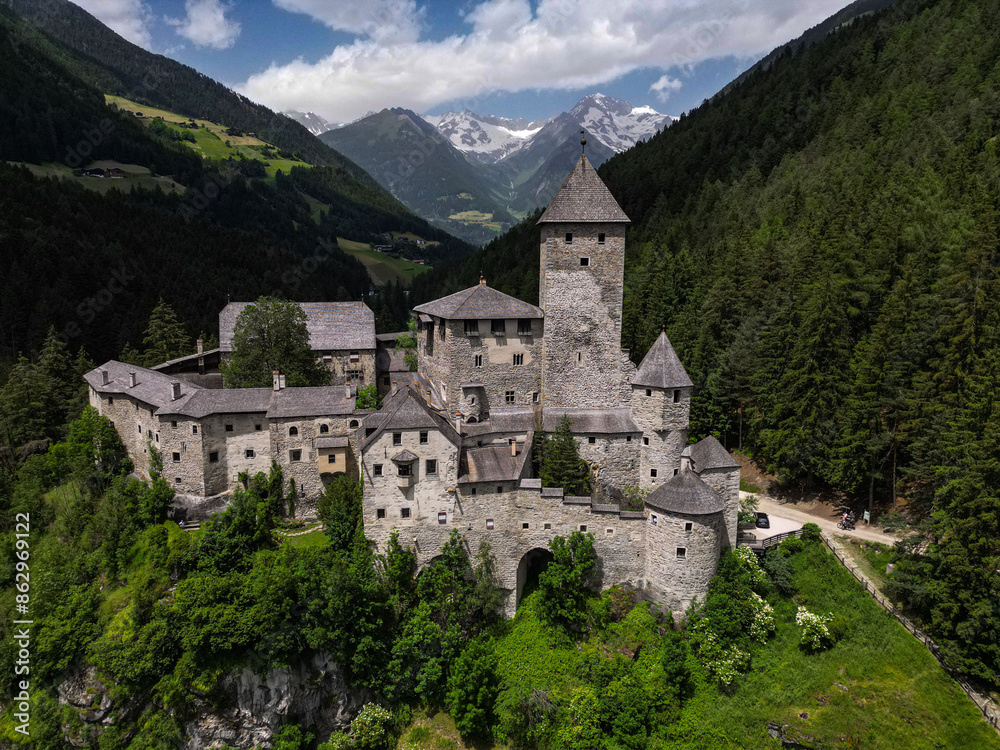 Fototapeta premium Burg Taufers in Südtirol
