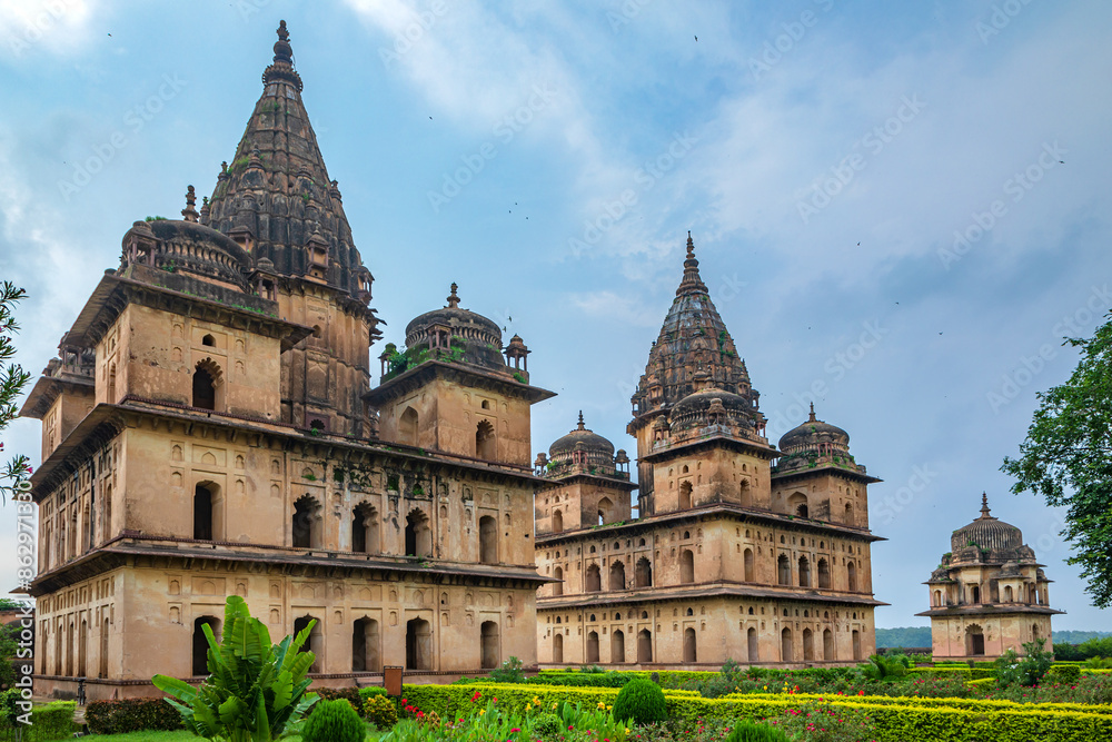 Obraz premium Royal Chhatris or Cenotaphs are the historical monuments situated on the banks of River Betwa in Orchha, Madhya Pradesh, India.