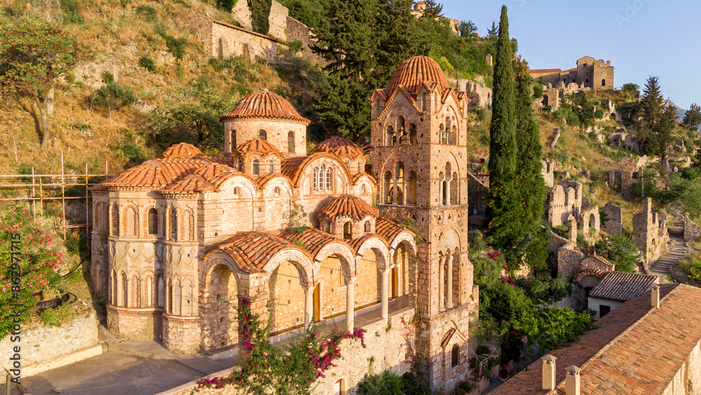 Obraz premium Ruins of old town in Mystras, Greece - archaeology background