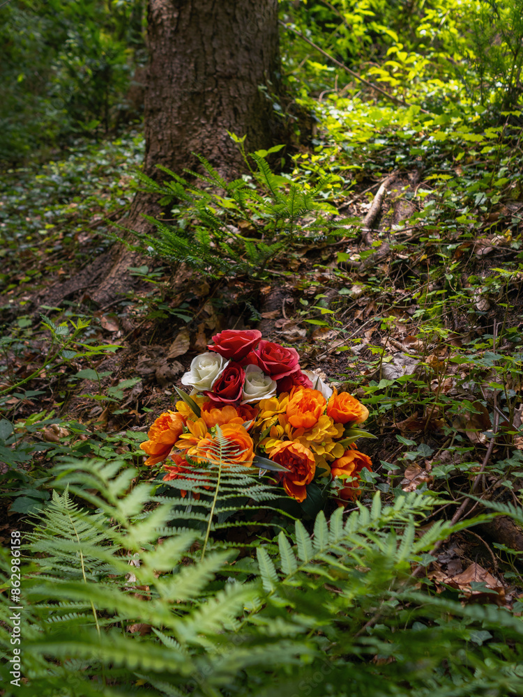 Trauer, Baumbestattung, Friedwald, Blumen im Wald