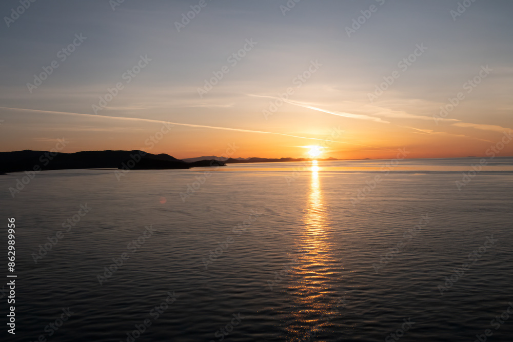 Naklejka premium Stunning sunset over Vancouver Island, British Columbia, Canada