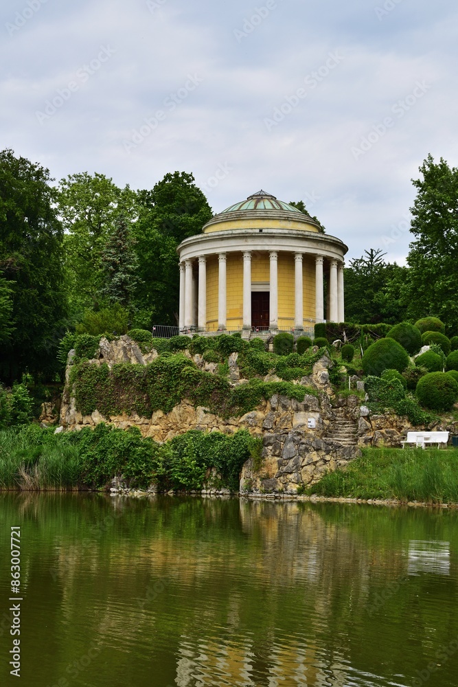 Esterházy Schlosspark in Eisenstadt, Österreich, vertikal Esterházy Schlosspark in Eisenstadt, Österreich, vertikal