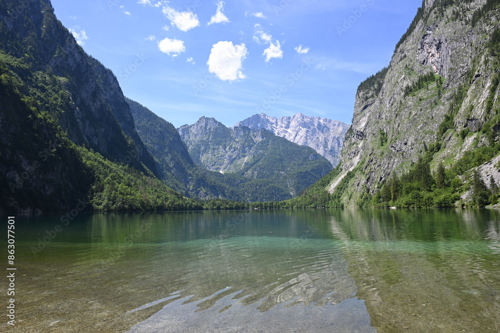 Fototapeta premium Der Obersee in Bayern. Ladschaftsidylle, idyllischer Alpensee umrandet mit hohen Bergen