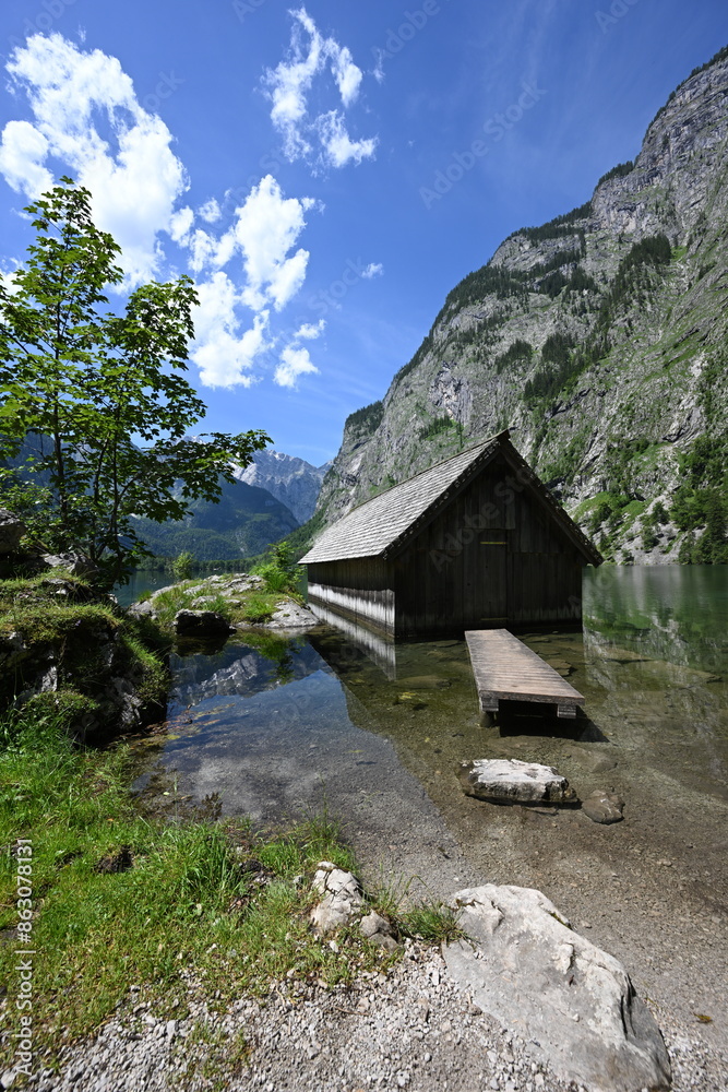 Holzhütte am Oberen See mit Bergpanorama Holzhütte am Oberen See mit Bergpanorama