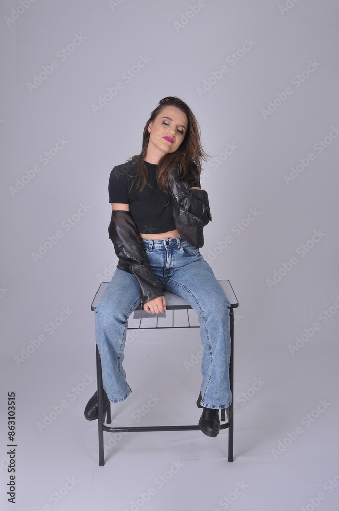 beldade mulher rockeira usando jaqueta de couro, ensaio fotografico em estúdio beldade mulher rockeira usando jaqueta de couro, ensaio fotografico em estúdio
