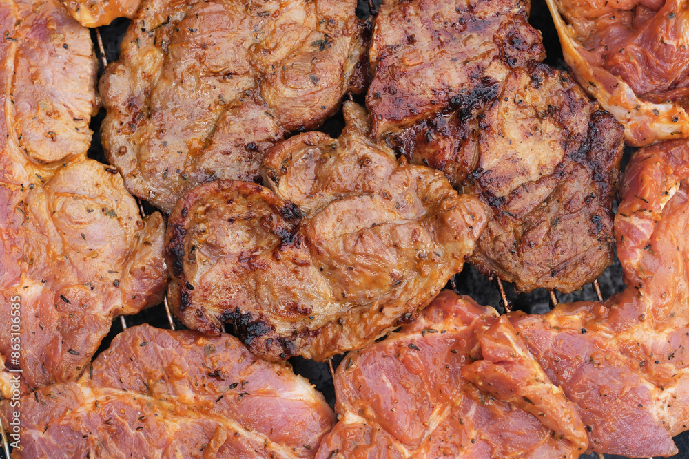 Steaks auf einem Holzkohlegrill Steaks auf einem Holzkohlegrill