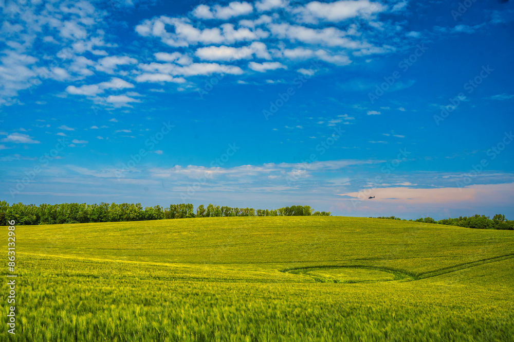 Weites Feld mit Helikopter am Horizont Weites Feld mit Helikopter am Horizont