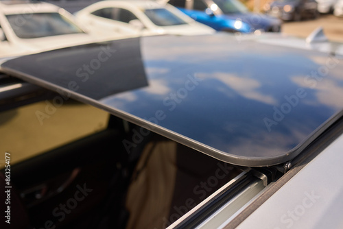 Foto Motor vehicle with sunroof, rear view mirror, and hood