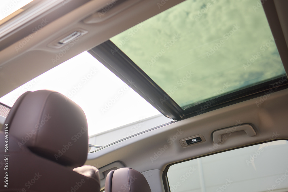 Motor vehicle with sunroof, rear view mirror, and hood Motor vehicle with sunroof, rear view mirror, and hood