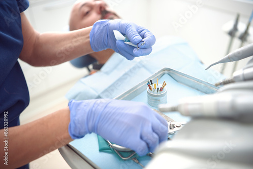 Fotografie Paciente en clínica dental. Endodoncista trabajando.