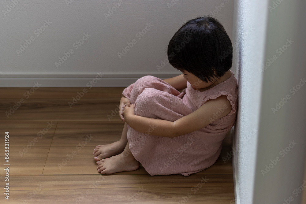 部屋の隅で落ち込む女の子(3歳、日本人)