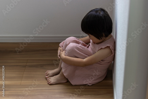 Obraz na płótnie 部屋の隅で落ち込む女の子(3歳、日本人) w salonie