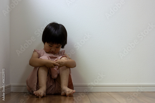 部屋の隅で落ち込む女の子（3歳、日本人） photo