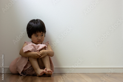 Obraz na płótnie 部屋の隅で落ち込む女の子(3歳、日本人) w salonie