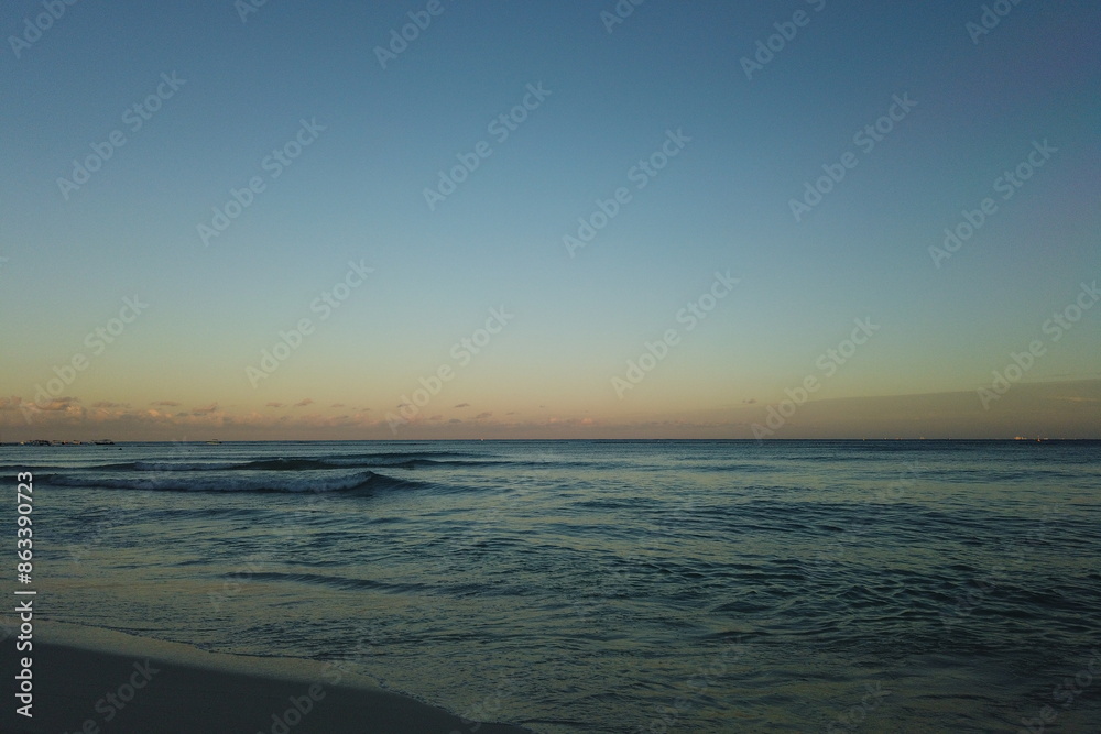 Atardecer en el mar y la playa