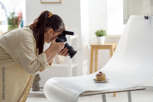 Female food photographer ta...